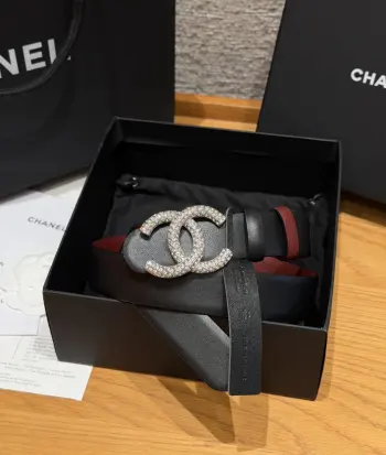 香家双面小牛皮扣腰带系列 Ceinture 30 mm Reversible en Cuir de Veau Lisse30毫米双面腰带带身 采用光滑小牛皮制作 双面均为小牛皮 兼容30毫米规格可替换扣头 日常通勤 穿搭造型都非常百搭 是品牌标志性的经典款 建议参照尺码表选择合适的尺码 齐全 宽度width 3.0cm