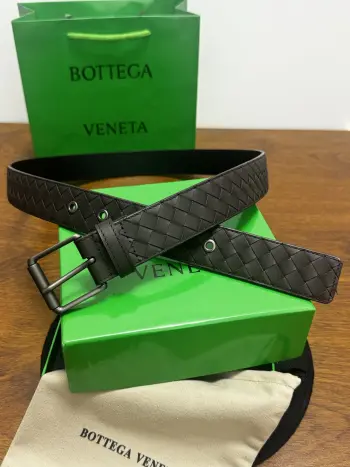BOTTEGA VENETA 3.5cm 咖小牛皮皮革手工编织 手工编织新款牛皮经典之作 每个细节都体现出至高的品味和格调 整体造型增添优雅韵味 低调奢华的典范 优雅迷人气息且精致的手工艺制作 