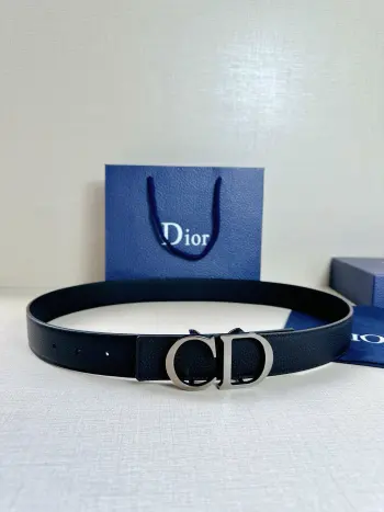 Dior 这款双面腰带结合典雅气质与摩登风范 双面均采用粒面牛皮革精心制作 一面为黑色 另一面为海军蓝色 可搭配各式 35 毫米腰带扣 更添精致 打造富有个性特色的配饰 时尚百搭 