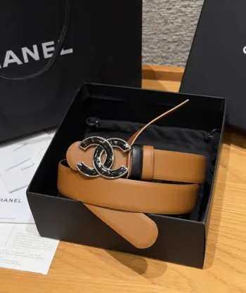 香家双面小牛皮扣腰带系列 Ceinture 30 mm Reversible en Cuir de Veau Lisse30毫米双面腰带带身 采用光滑小牛皮制作 双面均为小牛皮 兼容30毫米规格可替换扣头 日常通勤 穿搭造型都非常百搭 是品牌标志性的经典款 建议参照尺码表选择合适的尺码 齐全 宽度width 3.0cm