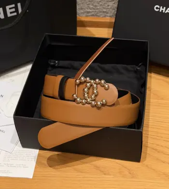 香家双面小牛皮扣腰带系列 Ceinture 30 mm Reversible en Cuir de Veau Lisse30毫米双面腰带带身 采用光滑小牛皮制作 双面均为小牛皮 兼容30毫米规格可替换扣头 日常通勤 穿搭造型都非常百搭 是品牌标志性的经典款 建议参照尺码表选择合适的尺码 齐全 宽度width 3.0cm