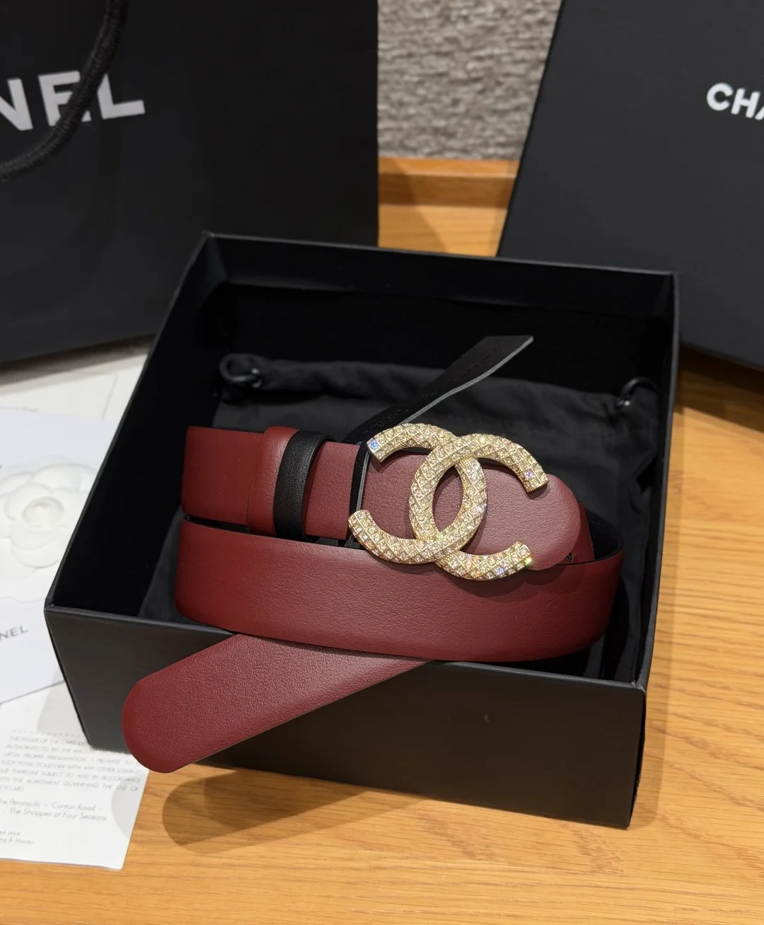 香家双面小牛皮扣腰带系列 Ceinture 30 mm Reversible en Cuir de Veau Lisse30毫米双面腰带带身 采用光滑小牛皮制作 双面均为小牛皮 兼容30毫米规格可替换扣头 日常通勤 穿搭造型都非常百搭 是品牌标志性的经典款 建议参照尺码表选择合适的尺码 齐全 宽度width 3.0cm