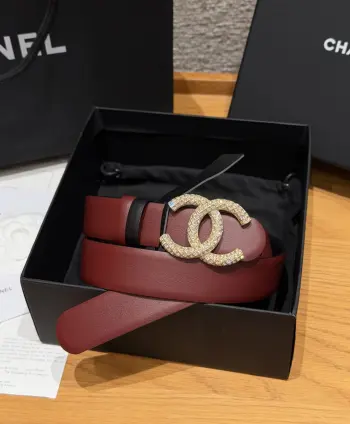 香家双面小牛皮扣腰带系列 Ceinture 30 mm Reversible en Cuir de Veau Lisse30毫米双面腰带带身 采用光滑小牛皮制作 双面均为小牛皮 兼容30毫米规格可替换扣头 日常通勤 穿搭造型都非常百搭 是品牌标志性的经典款 建议参照尺码表选择合适的尺码 齐全 宽度width 3.0cm