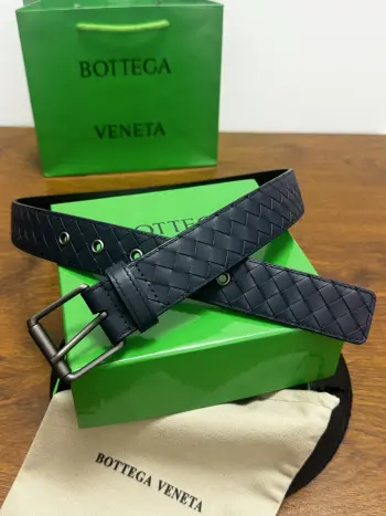 BOTTEGA VENETA 3.5cm 蓝小牛皮皮革手工编织 手工编织新款牛皮经典之作 每个细节都体现出至高的品味和格调 整体造型增添优雅韵味 低调奢华的典范 优雅迷人气息且精致的手工艺制作 