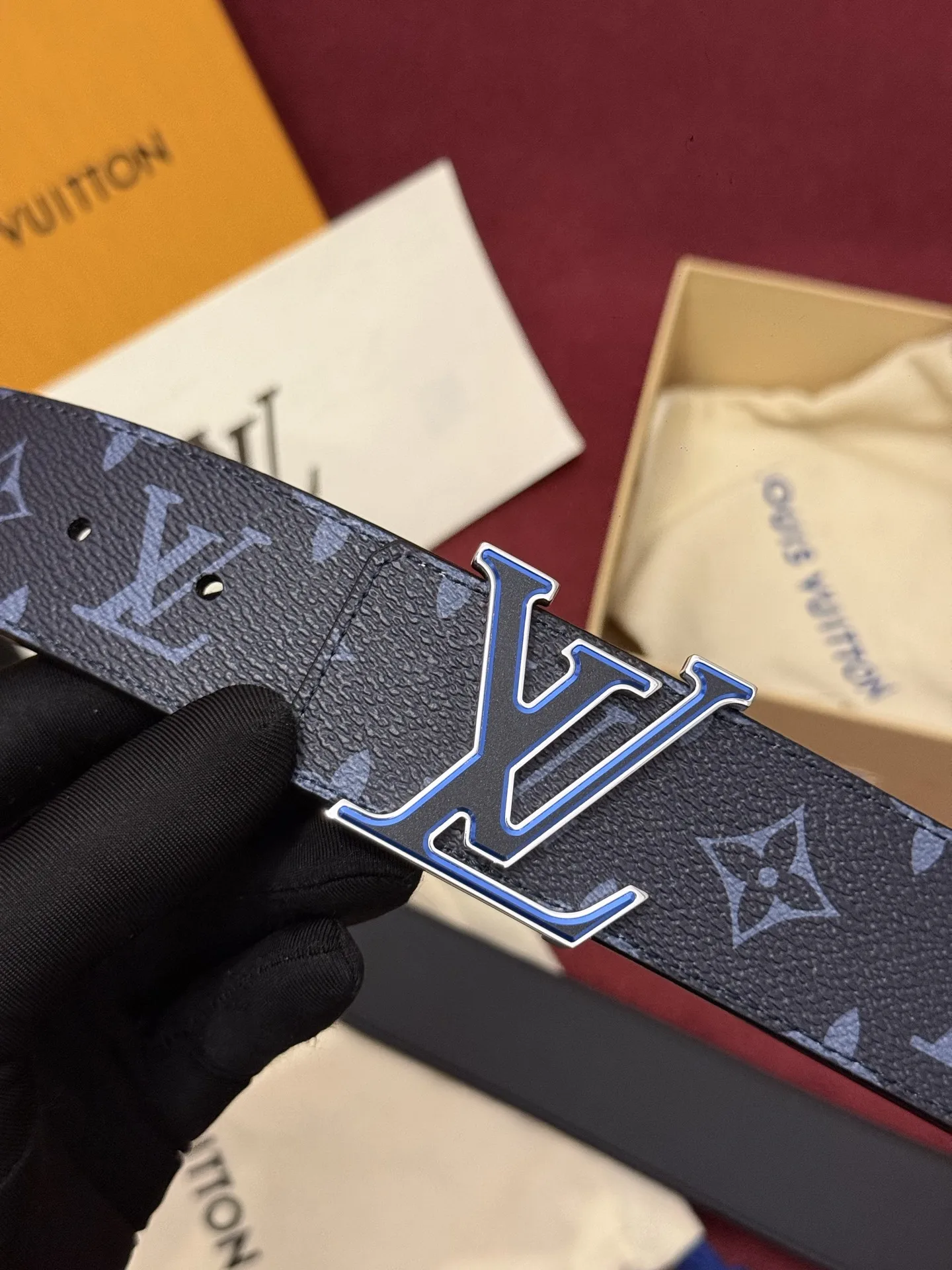 原单LV皮带|高仿LV皮带|精仿LV皮带|一比一LV皮带LV Initiales Monogram Flower 双面腰带以 Monogram 印花和撞色花卉焕新帆布一面 翻转即现雅致皮革素面 绚烂繁花新释品牌经典素 动感艺术唤起情感共鸣 