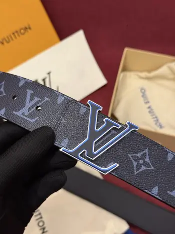 LV Initiales Monogram Flower 双面腰带以 Monogram 印花和撞色花卉焕新帆布一面 翻转即现雅致皮革素面 绚烂繁花新释品牌经典素 动感艺术唤起情感共鸣 
