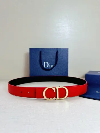 Dior 这款双面腰带结合典雅气质与摩登风范 双面均采用粒面牛皮革精心制作 一面为黑色 另一面为海军蓝色 可搭配各式 35 毫米腰带扣 更添精致 打造富有个性特色的配饰 时尚百搭 