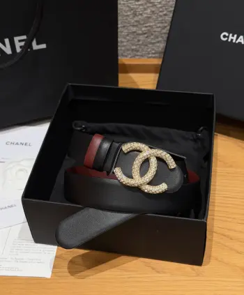 香家双面小牛皮扣腰带系列 Ceinture 30 mm Reversible en Cuir de Veau Lisse30毫米双面腰带带身 采用光滑小牛皮制作 双面均为小牛皮 兼容30毫米规格可替换扣头 日常通勤 穿搭造型都非常百搭 是品牌标志性的经典款 建议参照尺码表选择合适的尺码 齐全 宽度width 3.0cm