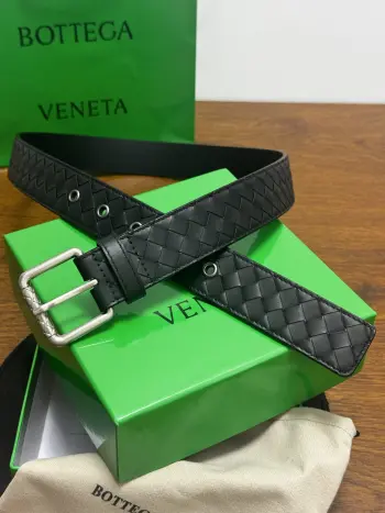 BOTTEGA VENETA 3.5cm 黑小牛皮皮革手工编织 手工编织新款牛皮经典之作 每个细节都体现出至高的品味和格调 整体造型增添优雅韵味 低调奢华的典范 优雅迷人气息且精致的手工艺制作 