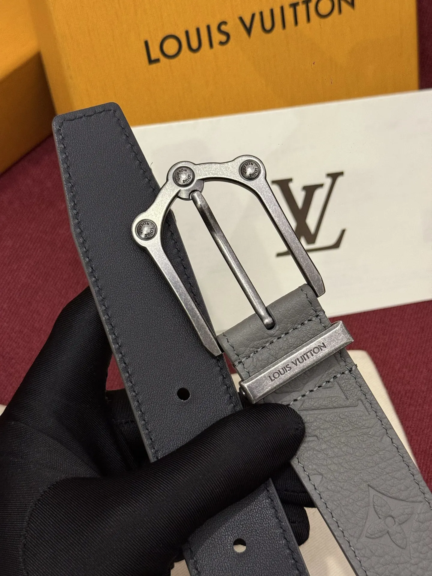 原单LV皮带|高仿LV皮带|精仿LV皮带|一比一LV皮带The Frog 3.5mm Reversible Belt in Crocodile是一款优雅且富有感染力的作品 带有纹理感的牛皮材质提升了装饰扣件的立体质感 其上点缀着带有钯色装饰的字母图案 若想采用同样精致的设计风格 光滑而坚实的反面则呈现出更为简约的风格 