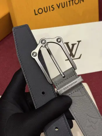 The Frog 3.5mm Reversible Belt in Crocodile是一款优雅且富有感染力的作品 带有纹理感的牛皮材质提升了装饰扣件的立体质感 其上点缀着带有钯色装饰的字母图案 若想采用同样精致的设计风格 光滑而坚实的反面则呈现出更为简约的风格 