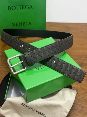 BOTTEGA VENETA 3.5cm 咖小牛皮皮革手工编织 手工编织新款牛皮经典之作 每个细节都体现出至高的品味和格调 整体造型增添优雅韵味 低调奢华的典范 优雅迷人气息且精致的手工艺制作 