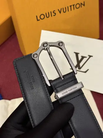 The Frog 3.5mm Reversible Belt in Crocodile是一款优雅且富有感染力的作品 带有纹理感的牛皮材质提升了装饰扣件的立体质感 其上点缀着带有钯色装饰的字母图案 若想采用同样精致的设计风格 光滑而坚实的反面则呈现出更为简约的风格 