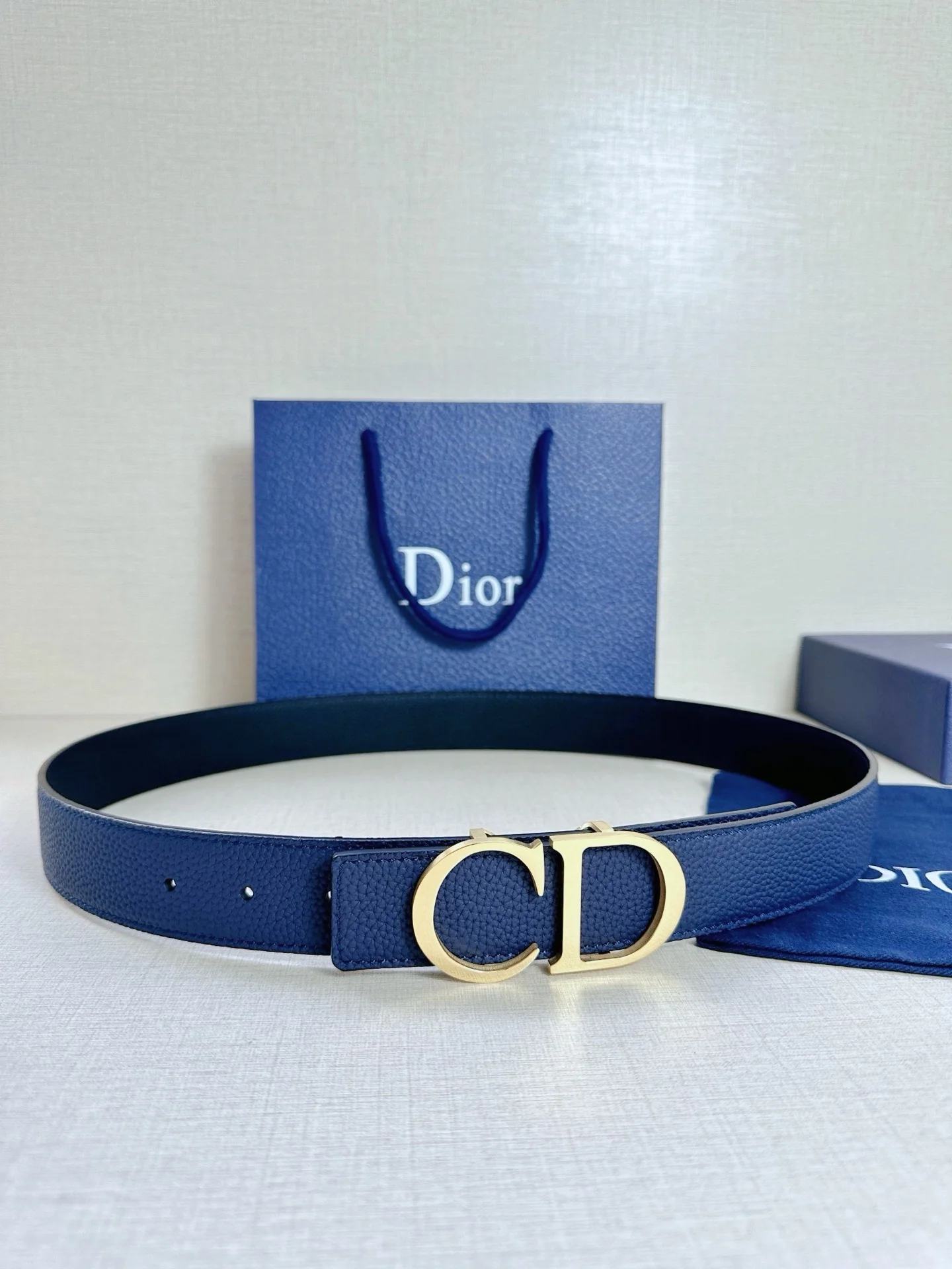 原单迪奥皮带|高仿迪奥皮带|精仿迪奥皮带|一比一迪奥皮带Dior 这款双面腰带结合典雅气质与摩登风范 双面均采用粒面牛皮革精心制作 一面为黑色 另一面为海军蓝色 可搭配各式 35 毫米腰带扣 更添精致 打造富有个性特色的配饰 时尚百搭 