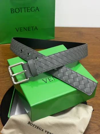 BOTTEGA VENETA 3.5cm 灰小牛皮皮革手工编织 手工编织新款牛皮经典之作 每个细节都体现出至高的品味和格调 整体造型增添优雅韵味 低调奢华的典范 优雅迷人气息且精致的手工艺制作 