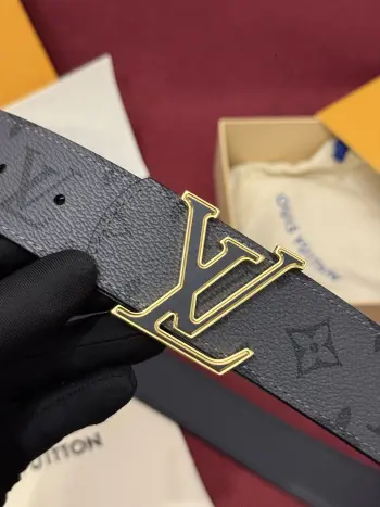 LV Dimension Monogram Surplus 40mm可翻转腰带大胆地将日常中性风格演绎得淋漓尽致 表带帆布一侧饰有以工装风格为灵感的 Monogram 图案 而皮革背面则采用光滑的棕色皮革制成 一如往常 圆润的 LV Dimension 搭扣为简洁流畅的廓形增添了几分独特韵味 