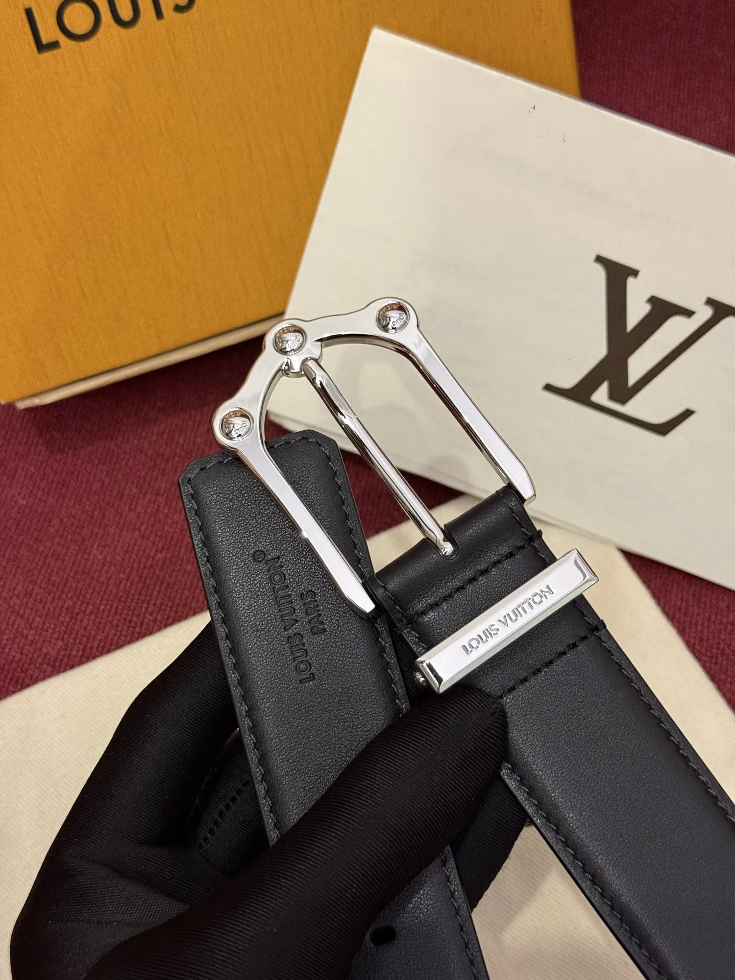 原单LV皮带|高仿LV皮带|精仿LV皮带|一比一LV皮带The Frog 3.5mm Reversible Belt in Crocodile是一款优雅且富有感染力的作品 带有纹理感的牛皮材质提升了装饰扣件的立体质感 其上点缀着带有钯色装饰的字母图案 若想采用同样精致的设计风格 光滑而坚实的反面则呈现出更为简约的风格 