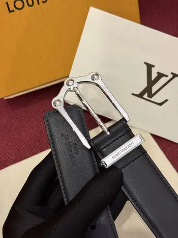 The Frog 3.5mm Reversible Belt in Crocodile是一款优雅且富有感染力的作品 带有纹理感的牛皮材质提升了装饰扣件的立体质感 其上点缀着带有钯色装饰的字母图案 若想采用同样精致的设计风格 光滑而坚实的反面则呈现出更为简约的风格 