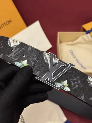 LV Initiales Monogram Flower 双面腰带以 Monogram 印花和撞色花卉焕新帆布一面 翻转即现雅致皮革素面 绚烂繁花新释品牌经典素 动感艺术唤起情感共鸣 