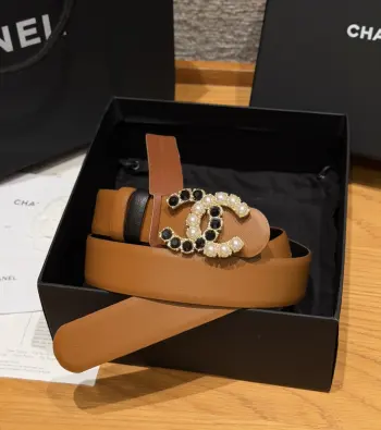 香家双面小牛皮扣腰带系列 Ceinture 30 mm Reversible en Cuir de Veau Lisse30毫米双面腰带带身 采用光滑小牛皮制作 双面均为小牛皮 兼容30毫米规格可替换扣头 日常通勤 穿搭造型都非常百搭 是品牌标志性的经典款 建议参照尺码表选择合适的尺码 齐全 宽度width 3.0cm