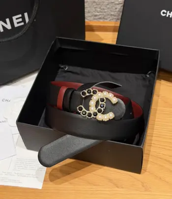 香家双面小牛皮扣腰带系列 Ceinture 30 mm Reversible en Cuir de Veau Lisse30毫米双面腰带带身 采用光滑小牛皮制作 双面均为小牛皮 兼容30毫米规格可替换扣头 日常通勤 穿搭造型都非常百搭 是品牌标志性的经典款 建议参照尺码表选择合适的尺码 齐全 宽度width 3.0cm