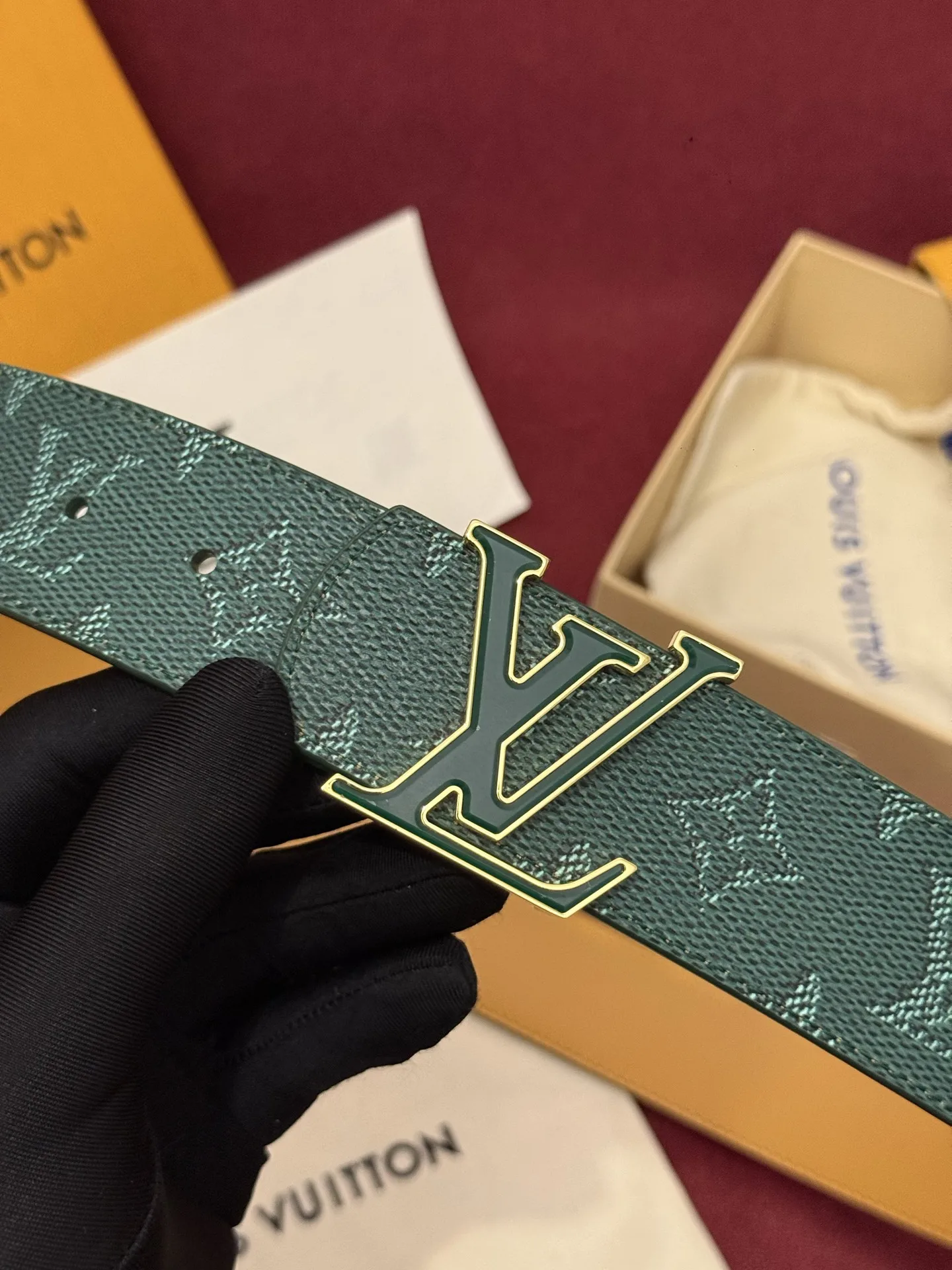 原单LV皮带|高仿LV皮带|精仿LV皮带|一比一LV皮带LV Dimension Monogram Surplus 40mm可翻转腰带大胆地将日常中性风格演绎得淋漓尽致 表带帆布一侧饰有以工装风格为灵感的 Monogram 图案 而皮革背面则采用光滑的棕色皮革制成 一如往常 圆润的 LV Dimension 搭扣为简洁流畅的廓形增添了几分独特韵味 