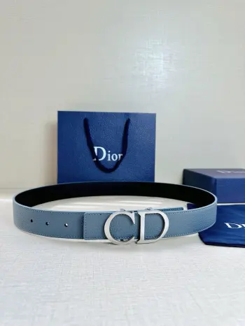 Dior 这款双面腰带结合典雅气质与摩登风范 双面均采用粒面牛皮革精心制作 一面为黑色 另一面为海军蓝色 可搭配各式 35 毫米腰带扣 更添精致 打造富有个性特色的配饰 时尚百搭 