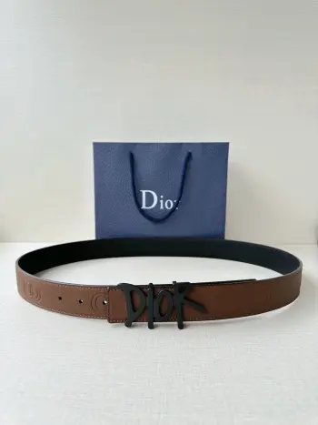 Dior 这款双面腰带结合典雅气质与摩登风范 双面均采用粒面牛皮革精心制作 一面为黑色 另一面多色可选 可搭配各式 35 毫米不锈钢腰带扣 更添精致 打造富有个性特色的配饰 时尚百搭 