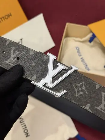 LV Initiales Monogram Flower 双面腰带以 Monogram 印花和撞色花卉焕新帆布一面 翻转即现雅致皮革素面 绚烂繁花新释品牌经典素 动感艺术唤起情感共鸣 
