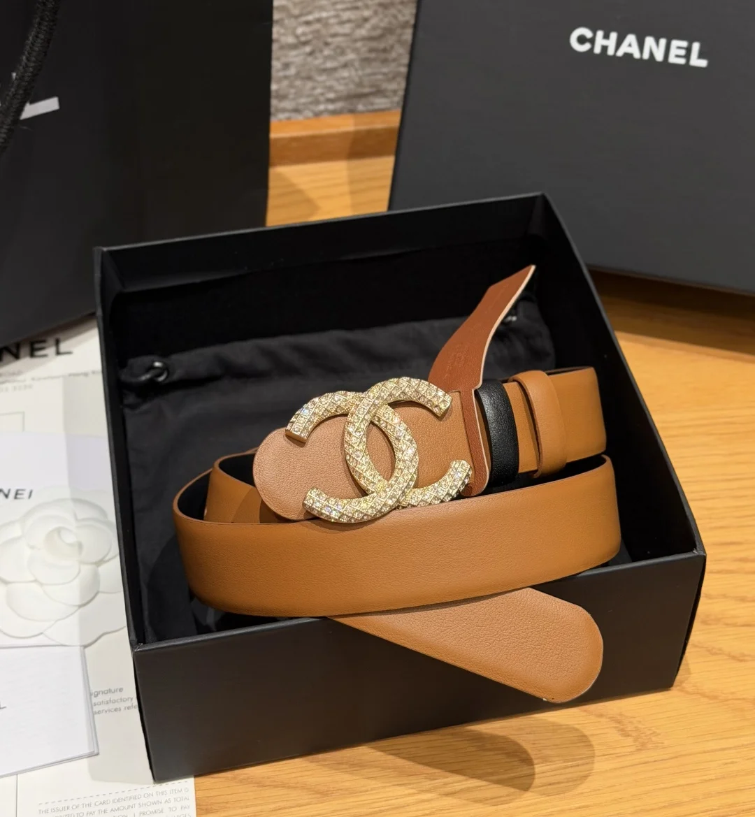 香家双面小牛皮扣腰带系列 Ceinture 30 mm Reversible en Cuir de Veau Lisse30毫米双面腰带带身 采用光滑小牛皮制作 双面均为小牛皮 兼容30毫米规格可替换扣头 日常通勤 穿搭造型都非常百搭 是品牌标志性的经典款 建议参照尺码表选择合适的尺码 齐全 宽度width 3.0cm