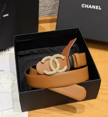 香家双面小牛皮扣腰带系列 Ceinture 30 mm Reversible en Cuir de Veau Lisse30毫米双面腰带带身 采用光滑小牛皮制作 双面均为小牛皮 兼容30毫米规格可替换扣头 日常通勤 穿搭造型都非常百搭 是品牌标志性的经典款 建议参照尺码表选择合适的尺码 齐全 宽度width 3.0cm