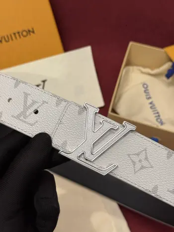 LV Initiales Monogram Flower 双面腰带以 Monogram 印花和撞色花卉焕新帆布一面 翻转即现雅致皮革素面 绚烂繁花新释品牌经典素 动感艺术唤起情感共鸣 