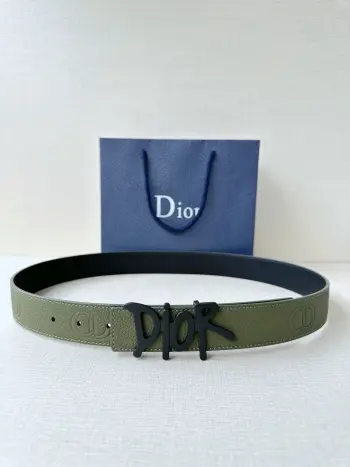 Dior 这款双面腰带结合典雅气质与摩登风范 双面均采用粒面牛皮革精心制作 一面为黑色 另一面多色可选 可搭配各式 35 毫米不锈钢腰带扣 更添精致 打造富有个性特色的配饰 时尚百搭 