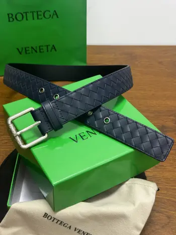 BOTTEGA VENETA 3.5cm 蓝小牛皮皮革手工编织 手工编织新款牛皮经典之作 每个细节都体现出至高的品味和格调 整体造型增添优雅韵味 低调奢华的典范 优雅迷人气息且精致的手工艺制作 