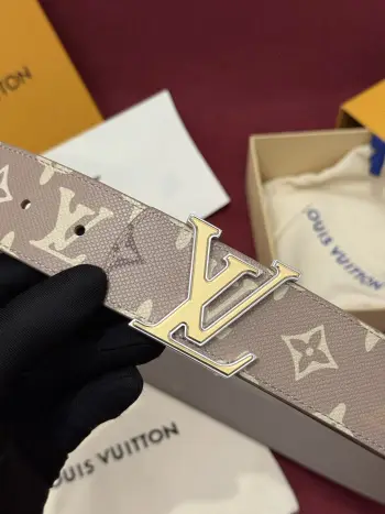 LV Dimension Monogram Surplus 40mm可翻转腰带大胆地将日常中性风格演绎得淋漓尽致 表带帆布一侧饰有以工装风格为灵感的 Monogram 图案 而皮革背面则采用光滑的棕色皮革制成 一如往常 圆润的 LV Dimension 搭扣为简洁流畅的廓形增添了几分独特韵味 
