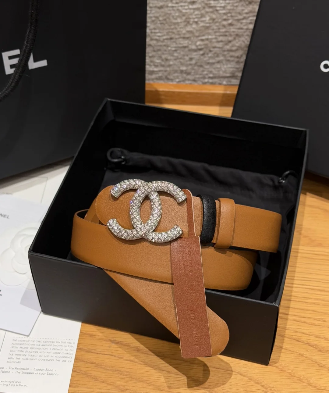 香家双面小牛皮扣腰带系列 Ceinture 30 mm Reversible en Cuir de Veau Lisse30毫米双面腰带带身 采用光滑小牛皮制作 双面均为小牛皮 兼容30毫米规格可替换扣头 日常通勤 穿搭造型都非常百搭 是品牌标志性的经典款 建议参照尺码表选择合适的尺码 齐全 宽度width 3.0cm