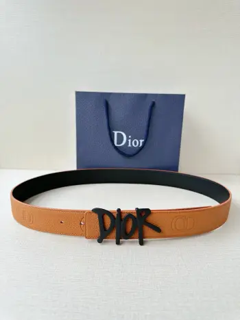 Dior 这款双面腰带结合典雅气质与摩登风范 双面均采用粒面牛皮革精心制作 一面为黑色 另一面多色可选 可搭配各式 35 毫米不锈钢腰带扣 更添精致 打造富有个性特色的配饰 时尚百搭 
