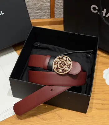 香家双面小牛皮扣腰带系列 Ceinture 30 mm Reversible en Cuir de Veau Lisse30毫米双面腰带带身 采用光滑小牛皮制作 双面均为小牛皮 兼容30毫米规格可替换扣头 日常通勤 穿搭造型都非常百搭 是品牌标志性的经典款 建议参照尺码表选择合适的尺码 齐全 宽度width 3.0cm