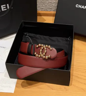 香家双面小牛皮扣腰带系列 Ceinture 30 mm Reversible en Cuir de Veau Lisse30毫米双面腰带带身 采用光滑小牛皮制作 双面均为小牛皮 兼容30毫米规格可替换扣头 日常通勤 穿搭造型都非常百搭 是品牌标志性的经典款 建议参照尺码表选择合适的尺码 齐全 宽度width 3.0cm