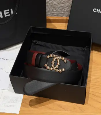 香家双面小牛皮扣腰带系列 Ceinture 30 mm Reversible en Cuir de Veau Lisse30毫米双面腰带带身 采用光滑小牛皮制作 双面均为小牛皮 兼容30毫米规格可替换扣头 日常通勤 穿搭造型都非常百搭 是品牌标志性的经典款 建议参照尺码表选择合适的尺码 齐全 宽度width 3.0cm