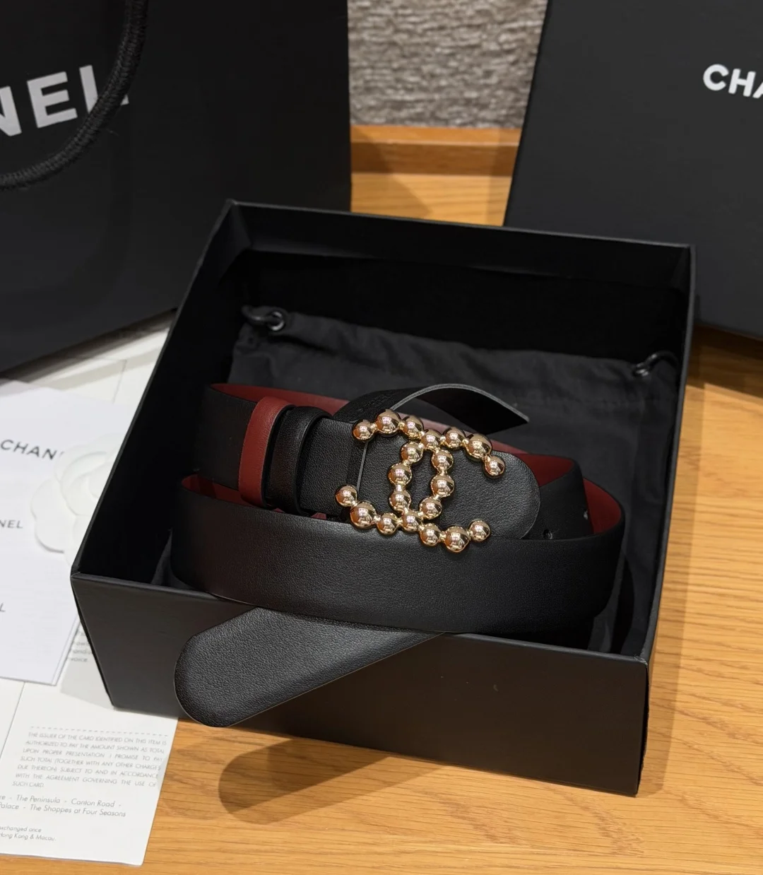 香家双面小牛皮扣腰带系列 Ceinture 30 mm Reversible en Cuir de Veau Lisse30毫米双面腰带带身 采用光滑小牛皮制作 双面均为小牛皮 兼容30毫米规格可替换扣头 日常通勤 穿搭造型都非常百搭 是品牌标志性的经典款 建议参照尺码表选择合适的尺码 齐全 宽度width 3.0cm