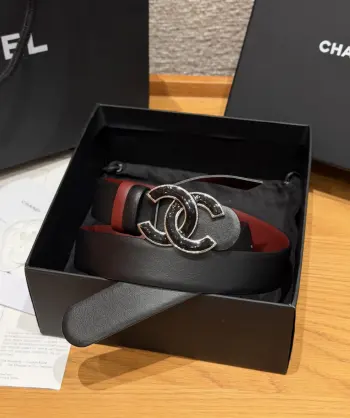 香家双面小牛皮扣腰带系列 Ceinture 30 mm Reversible en Cuir de Veau Lisse30毫米双面腰带带身 采用光滑小牛皮制作 双面均为小牛皮 兼容30毫米规格可替换扣头 日常通勤 穿搭造型都非常百搭 是品牌标志性的经典款 建议参照尺码表选择合适的尺码 齐全 宽度width 3.0cm