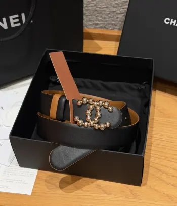 香家双面小牛皮扣腰带系列 Ceinture 30 mm Reversible en Cuir de Veau Lisse30毫米双面腰带带身 采用光滑小牛皮制作 双面均为小牛皮 兼容30毫米规格可替换扣头 日常通勤 穿搭造型都非常百搭 是品牌标志性的经典款 建议参照尺码表选择合适的尺码 齐全 宽度width 3.0cm