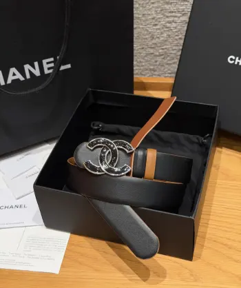 香家双面小牛皮扣腰带系列 Ceinture 30 mm Reversible en Cuir de Veau Lisse30毫米双面腰带带身 采用光滑小牛皮制作 双面均为小牛皮 兼容30毫米规格可替换扣头 日常通勤 穿搭造型都非常百搭 是品牌标志性的经典款 建议参照尺码表选择合适的尺码 齐全 宽度width 3.0cm