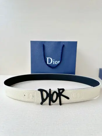 Dior 这款双面腰带结合典雅气质与摩登风范 双面均采用粒面牛皮革精心制作 一面为黑色 另一面多色可选 可搭配各式 35 毫米不锈钢腰带扣 更添精致 打造富有个性特色的配饰 时尚百搭 