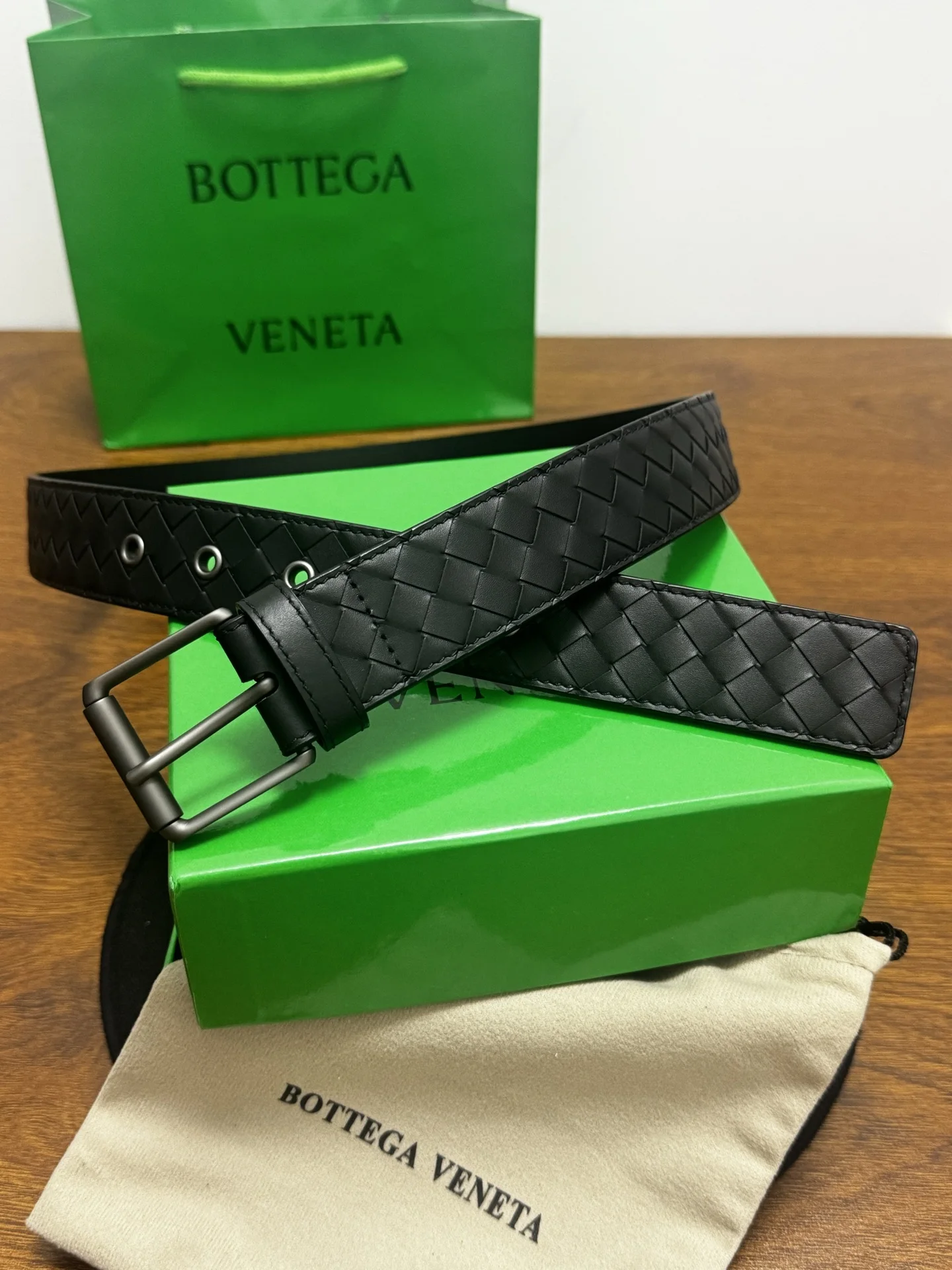 BOTTEGA VENETA 3.5cm 黑小牛皮皮革手工编织 手工编织新款牛皮经典之作 每个细节都体现出至高的品味和格调 整体造型增添优雅韵味 低调奢华的典范 优雅迷人气息且精致的手工艺制作