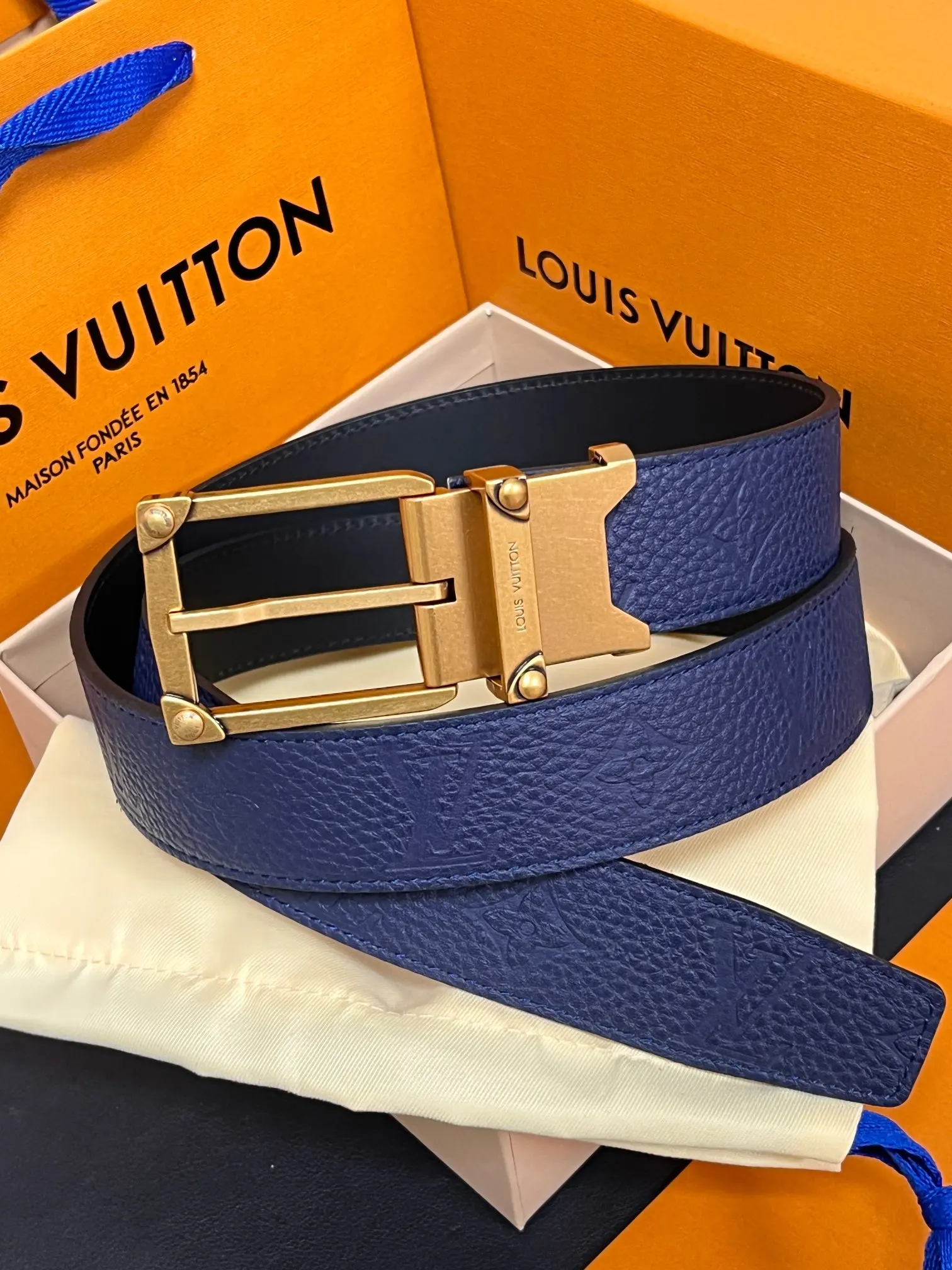 原单LV皮带|高仿LV皮带|精仿LV皮带|一比一LV皮带当季新款 款Corner Pin Trunk35毫米双面腰带呈现简约廓形 尽显路易威登精湛匠艺传承 双面均采用光滑皮革制成 搭配方形搭扣 金属装饰细节旨在仿拟品牌标志性硬箱的铆钉 日常或正式场合皆宜 3.5宽兰色荔枝纹压花古金扣 
