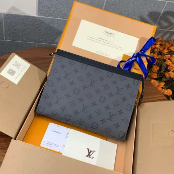 顶级原单M69535 配普通盒子Pochette Voyage 中号手拿包以 Monogram Eclipse 帆布和 Monogram Eclipse Reverse 帆布呈现深浅交融 再令皮革饰边和拉链完善灵动设计 亦可收入旅行手袋尺寸 27.0×21.0×3.0.cm 
