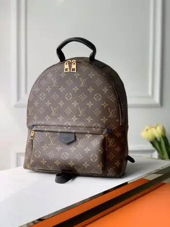 顶级原单M44874老花 MONOGRAM BACKPACK 中号双背包 在2017年早春系列时装展大放异彩的此款背包风格个性时尚,功能性极强 是都市浪人的完美之选 它延续了极为华丽的外形 于无数细节处体现出独特的LV特质 小牛皮饰边与雕花拉链头等精细的装饰与宽松柔软的Monogram帆布相得益彰 尺寸28*33*16cm