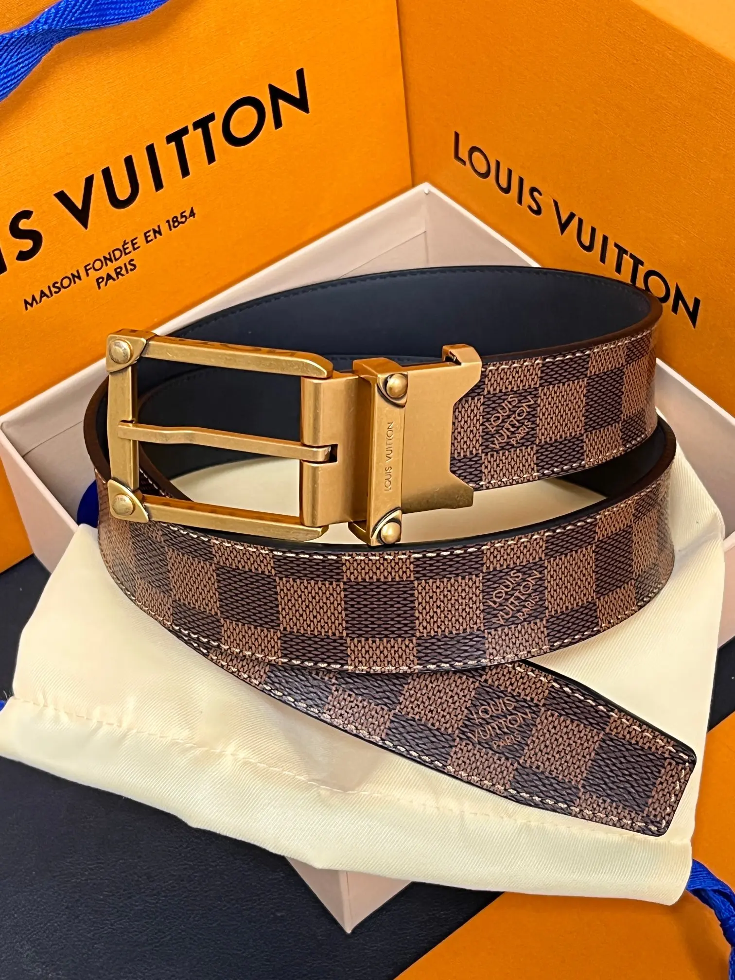 原单LV皮带|高仿LV皮带|精仿LV皮带|一比一LV皮带本款Corner Pin Trunk35毫米双面腰带呈现简约廓形 尽显路易威登精湛匠艺传承 一面均采用光滑皮革制成 搭配方形搭扣 金属装饰细节旨在仿拟品牌标志性 日常或正式场合皆宜 3.5宽咖格针扣挂扣 